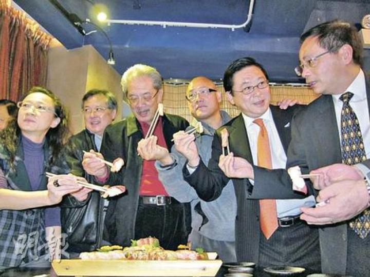 因為一場大地震和核輻射泄漏，令本港日本食肆生意一落千丈。10多名立法會議員為表對日本食肆的支持，昨日在飲食界議員張宇人（左二）帶領下，到灣仔一間日本食肆「身體力行」撐日本菜。張宇人表示，日本食肆自地震後，營業額減少三至五成，但詳細情况仍有待了解。圖左起為陳淑莊、張宇人、黃宜弘、陳偉業、林健鋒及葉國謙。（姚國雄攝）