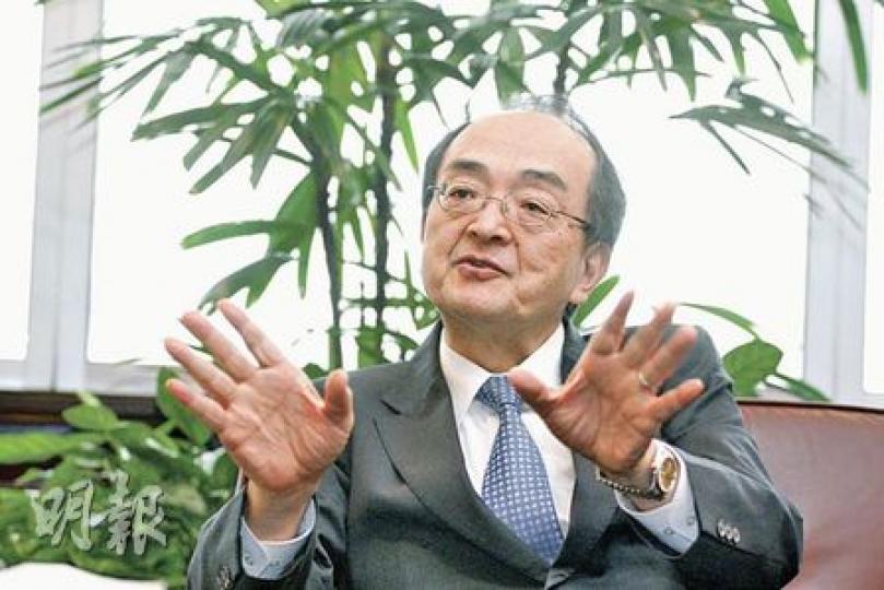 日本駐港總領事隈丸優次多番感謝港人對日本的支持，但由於當地運輸網絡仍未恢復，他感謝港人的熱心，暫不建議民間團體捐贈物資。（李紹昌攝）日本海產香港貿易商會、海產進出口商會、香港海味雜貨商會及魚翅行商會代表昨日帶同100萬元善款支票到日本駐港領事館，交予領事館代表（左一），四大海味商會早前已捐出130萬元交領事館轉助災民。（余俊亮攝）