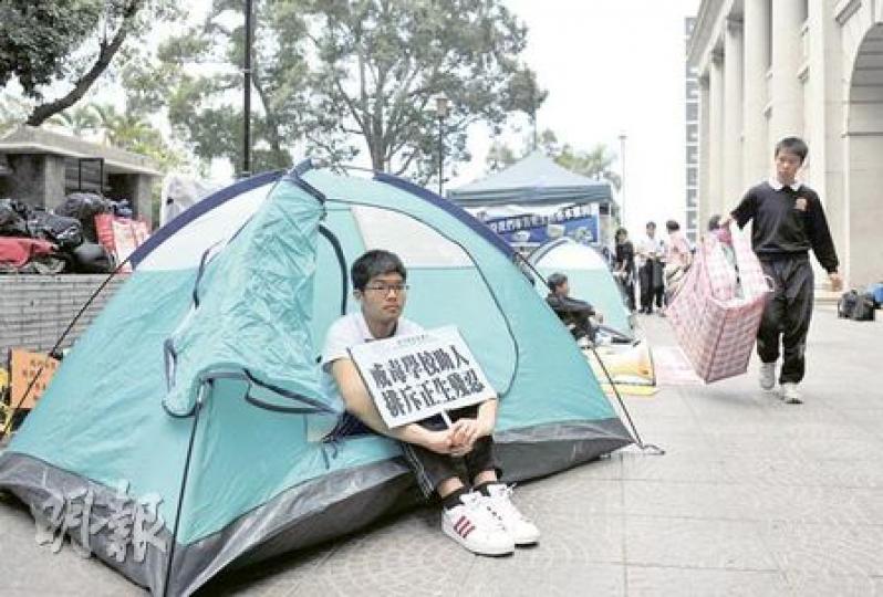 正生書院約20多名學生在教師陪同下，昨起在中環立法會門前搭起帳幕露宿，直至4月4日兒童節，爭取政府給予遷校機會。（余俊亮攝）