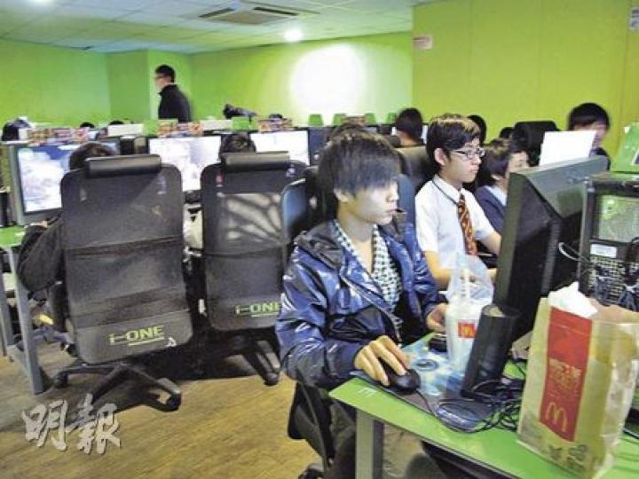 黃昏時分，灣仔道的i-one網吧人頭湧湧，座上客多是身穿校服的中學生。網吧店員劉先生表示，周五至周日部分年輕人更會在店內玩通宵。（余卓善攝）