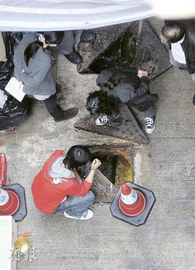 由於婦人表示將初生嬰兒丟到馬桶內再冲走，警方在渠務署職員協助下在現場後巷打開渠蓋，檢查地下水流向，希望尋回被冲走嬰兒下落。（朱永倫攝）事件被揭發後，警方立即派員封鎖現場快餐店的女洗手間調查。至於被冲走的初生嬰兒，目前下落未明。（林錫禮攝）