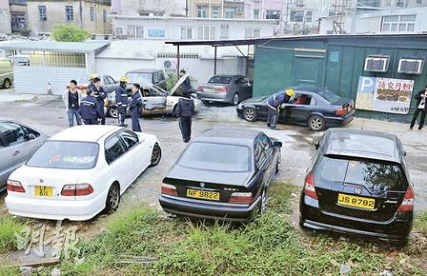 元朗舊墟村在新村長上任前一日，村口露天停車場發生縱火及刑毁車輛案件，警員正調查事件是否與新村長有關。（蔡方山攝）