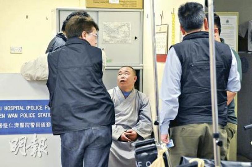 遭3名懷疑假和尚搶劫的內地僧人，頭部遭擊傷送院，他在醫院向探員講述遇劫經過。（衛永康攝）