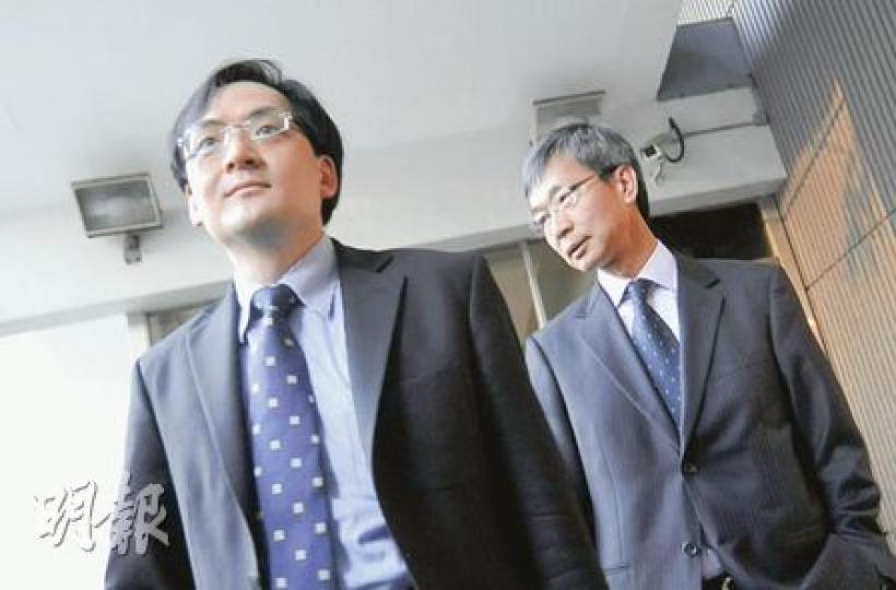 香港產科服務關注組成員張德康（右）及關注組召集人梁德揚（左）於會面後表示，食物及衛生局同意把全港全年嬰兒生產維持在8.8萬的水平。（葉漢華攝）（明報製圖）
