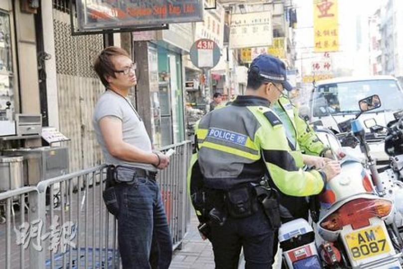 肇事客貨車司機（左）聲稱「睇錯路」，在上海街逆線向旺角方向行駛，其間撞倒一名女途人。他停車後一度顯得神志不清，警員為他進行酒精測試，結果為0度。（梁琬珊攝）