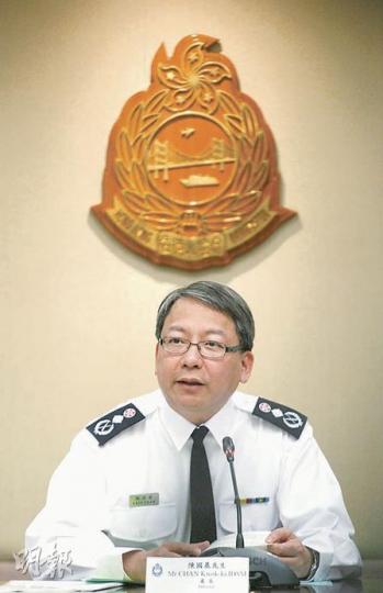 入境處長陳國基稱，為吸引暫離日本避難的跨國公司高層來港居住及工作，早前「特事特辦」把申請簽證來港需時由4至6星期大減至兩天，至今已吸引逾百名這類專才來港。（林振東攝）（明報製圖）