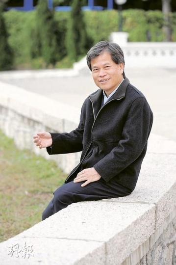 馮智活牧師1986年時是「爭取停建大亞灣核電廠聯席會議」召集人及發言人，有份籌集104萬港人簽名帶上北京，然而反對無效，他唯有擔任監察角色。（尹錦恩攝）