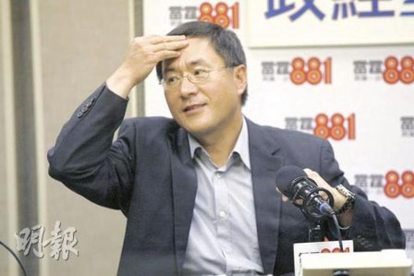 勞工處長卓永興昨出席電台節目時，一名只獲時薪20元的外賣員來電向他投訴，不滿僱主拒承諾支付最低工資28元。卓永興指出，時薪28元是法例，僱主必須遵守。卓永興呼籲該外賣員舉報，並承諾跟進。（李紹昌攝）