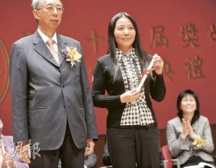 憑着自強不息的信念，蔡慧明（右）獲得「自我增值獎」，標誌她已經能自食其力，一手擔起家庭。（余俊亮攝）