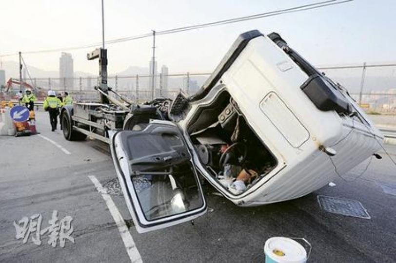 環保斗貨車駛經宋皇臺道時煞車，車頭「屋仔」隆然半甩「叩頭」撼向地下，司機嚇得魂飛魄散。（樊銳昌攝）