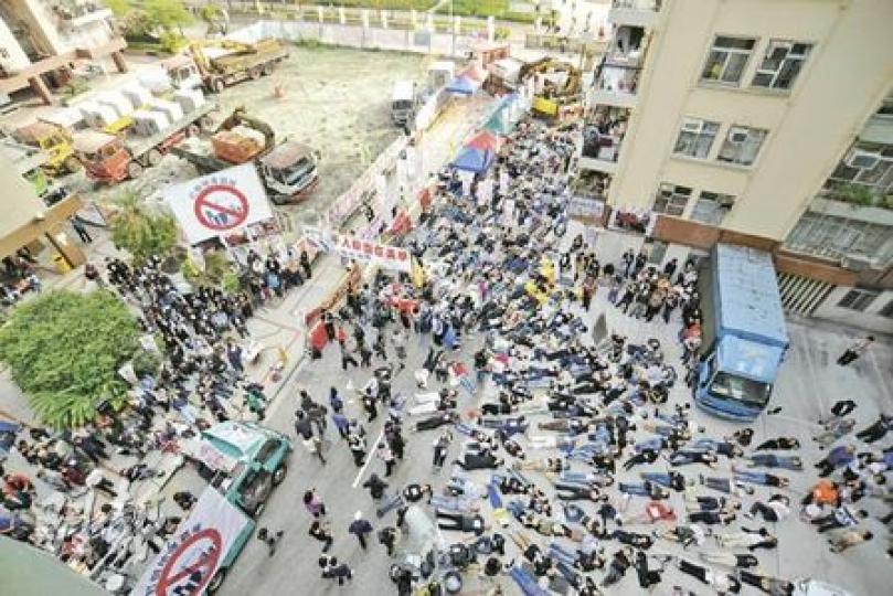 數百名美孚新邨居民在建築地盤（左上角）旁「瞓街」抗議，反對「祥達發展」興建「屏風樓」。（葉漢華攝）（明報製圖）（明報製圖）