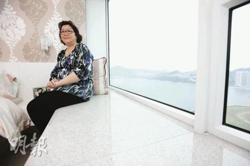 宋太坐在日出康城單位主人房闊度達29吋的窗台上，坦言不知道這個窗台對她有什麼用，唯有讓它丟空。（朱永倫攝）（明報製圖）