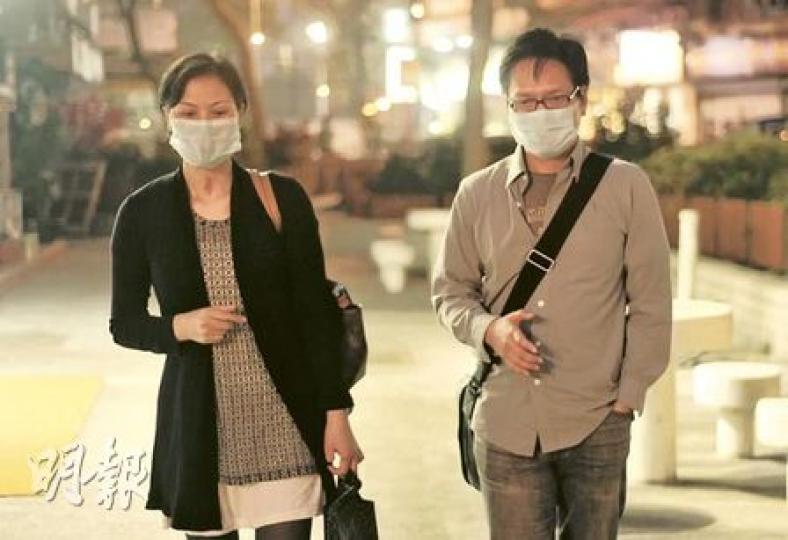易小玲（左）和陳國柱（右）在去年8月菲律賓人質槍擊慘案中逃過鬼門關，但劫後餘生的路途原來很不易走。（余俊亮攝）被子彈打碎下顎嚴重毁容的易小玲，揭開口罩展示令人嘆息的傷口。她說，為的只是爭取社會公義，索回應有的保險賠償。（余俊亮攝）易小玲以雙手擋子彈保住性命，但左手拇指失去，右手食指也要鑲上螺絲，從此不能屈曲。（余俊亮攝）陳國柱雖然保住了雙手，但其右手的神經線等組織已被破壞，再無握力，而且手指開始向外扭曲。（余俊亮攝）