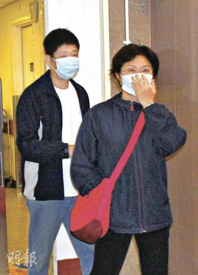 與隊友碰撞昏迷的葉祐民送院救治，其父母到醫院探望後離去。（鍾炳然攝）