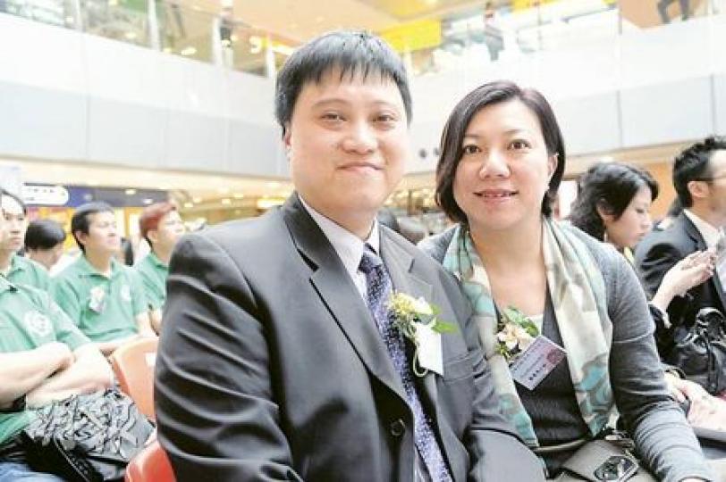 自動系統集團副主席鄭慧思（右）表示，殘疾僱員的工作能力與常人無異，公司會於5月1日向殘疾僱員以最低工資28元支薪，亦不扣「飯鐘錢」。圖左為集團業務總監鄭融澤。 （陳淑安攝）