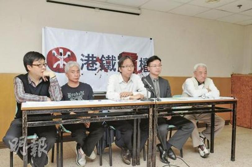 立法會議員梁耀忠（中）認為港鐵屬半公營機構，不應憑藉車站和車廠等設施，佔據屋苑業權份額過半，令小業主難以組成獨立的業主立案法團來管理屋苑。右為環保觸覺主席譚凱邦。（陳淑安攝）（明報製圖）