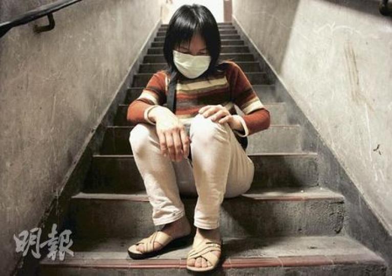 王女士曾任酒樓傳菜員、雜貨搬運員及保安員，除雙腳靜脈曲張外，手也不時痠痛。由於《僱傭補償條例》只包括使用風力鑽、磨機等會震動工具而造成的手部勞損，故王女士的個案不符合條例，得不到補償。（余俊亮攝）