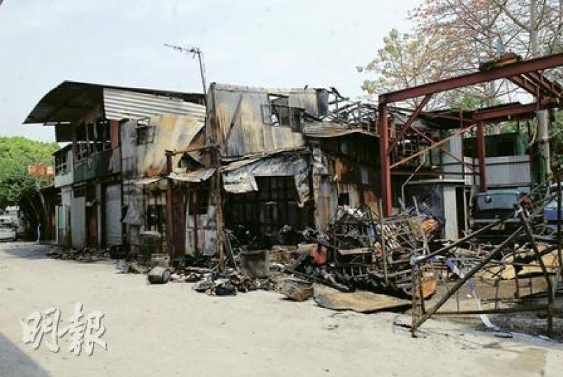 有街坊指鐵皮屋火勢十分猛烈，事後屋內幾乎所有家具被燒光，2樓地板亦被燒毁，所有雜物跌落地面，現場一片混亂。（梁琬珊攝）