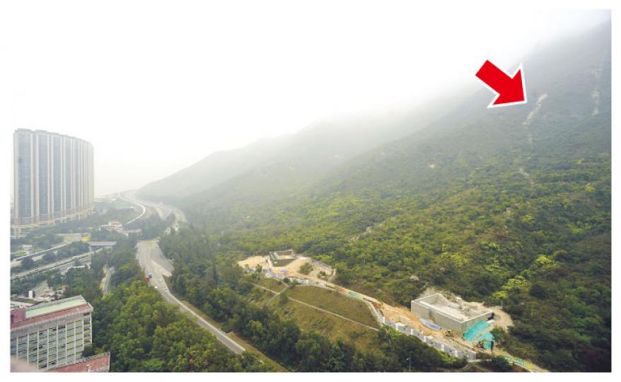 東涌映灣園對出的天然山坡，08年6月因大雨引發泥石流，淹沒山下的北大嶼山公路。事隔近3年，山上仍隱約可見泥石滾下的軌迹（箭嘴示），目前山下已設置泥石壩及防護網。（余俊亮攝）土力工程處於北大嶼山公路旁邊天然山坡建造8座泥石壩，堵截山上冲下的泥石。（余俊亮攝）