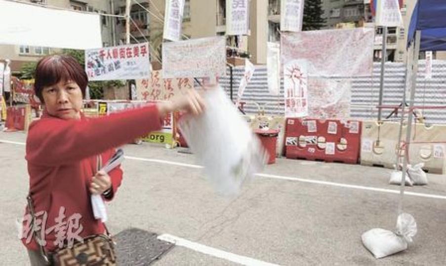 美孚新邨居民代表繼發起「千人瞓街」抗議後，昨日繼續在地盤外派發單張，向市民講解事件。（劉焌陶攝）