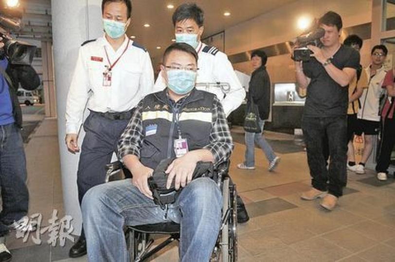 5名駐守機場入境處職員昨日遇襲，其中一名受傷職員更要坐輪椅送院。（衛永康攝）持香港身分證的澳裔男子（圖），昨返港時在機場與入境處職員爭執，打傷5名入境處人員被捕，其後報稱受傷送院。（衛永康攝）