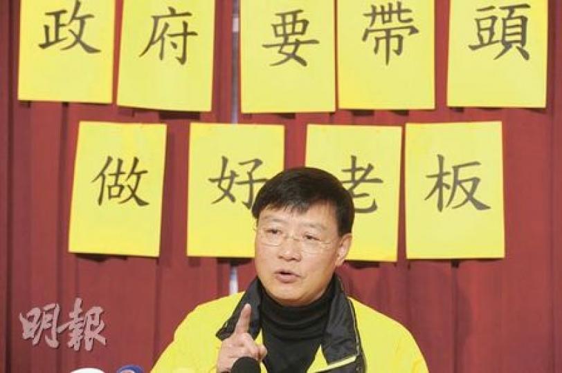 政府逾3萬名外判員工中，逾半人薪酬仍未達最低工資水平，31受訪部門中僅路政署披露僅5名外判工有「飯鐘錢」，工聯會王國興（圖）呼籲政府帶頭當良心僱主，把飯鐘和及休息日訂為有薪。（尹錦恩攝）