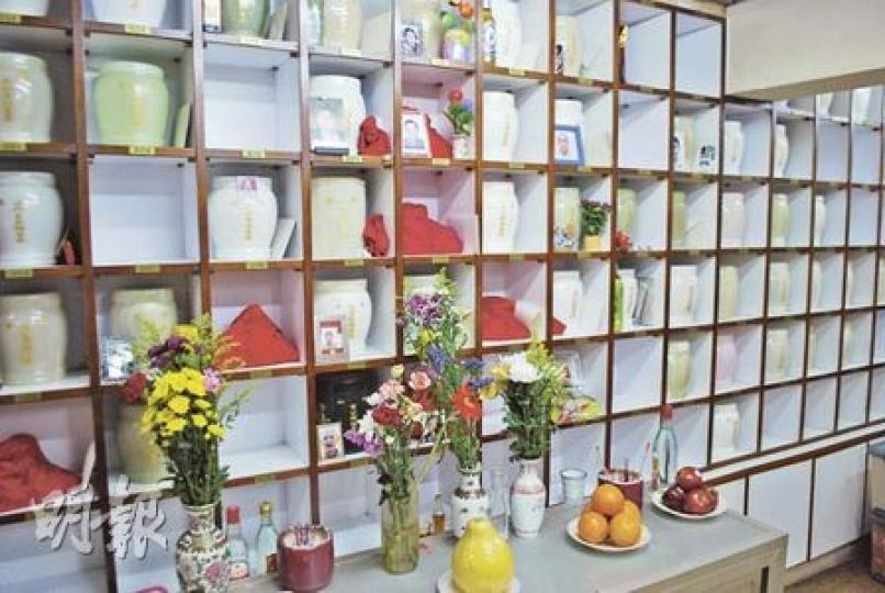 約百名先人的骨灰盅放在金福壽殯儀店的閣樓，這些死者都是殯儀店的大客，家屬以月租數百元租借空間，不時帶備鮮花前來拜祭，儼如一個小型骨灰龕場。（阮穎嘉攝）金福壽殯儀店留有早於2006年的骨灰處理紀錄，尚有不少死者未獲分配龕位，骨灰仍存放於店內。（阮穎嘉攝）金福壽殯儀店以十多個大膠箱，裝放仍未輪候到政府龕位的骨灰，目前店內積存800份骨灰。（阮穎嘉攝）