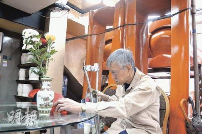 李守義的胞兄病逝近3年，仍未輪候到政府龕位，骨灰暫存在殯儀店。李守義拿着放有胞兄骨灰的紅色袋，想起骨灰上位的日子遙遙無期，神情哀傷。（葉漢華攝）