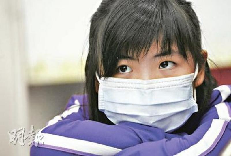 10歲的潔潔（上圖）面對爸爸突然去世，一度出現情緒問題，經輔導後慢慢走出悲傷，更以黏土製作了爸爸的新居（下圖），期望日後在天堂重聚。（林振東攝）