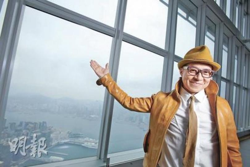站在全港最高的室內觀景台「天際100」，笑匠詹瑞文表示，從高點看事物，會有不同的視野，港人的視野看遠一點，亦會快樂一點。（陳智良攝）