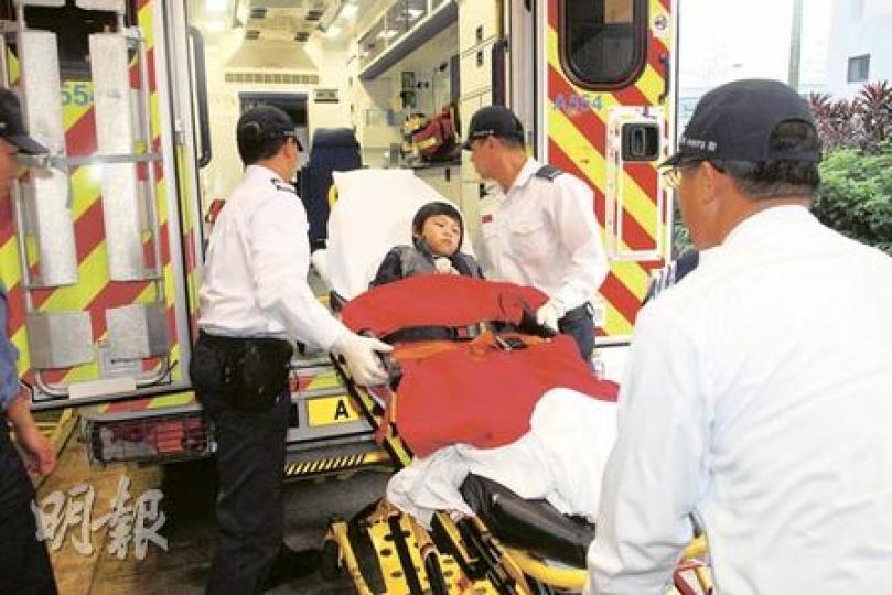 6歲男童在石澳大浪灣村寓所，被家中飼養的老虎狗咬傷左腳，幸傷勢不嚴重。（何朝財攝）