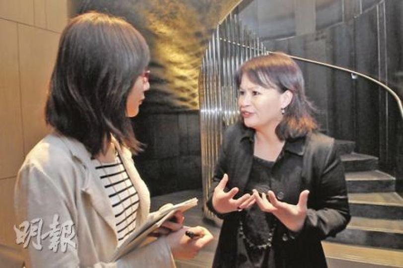 查寧(右)昨日與記者憶述日本地震後逃離福島的經歷,她和兒子徒步走了5天到東京機場,途中在避難站連熱茶也不敢多喝,怕浪費時間排隊上洗手間。(林錫禮攝) 查寧(右)昨日與記者憶述日本地震後逃離福島的經歷,她和兒子徒步走了5天到東京機場,途中在避難站連熱茶也不敢多喝,怕浪費時間排隊上洗手間。(林錫禮攝)