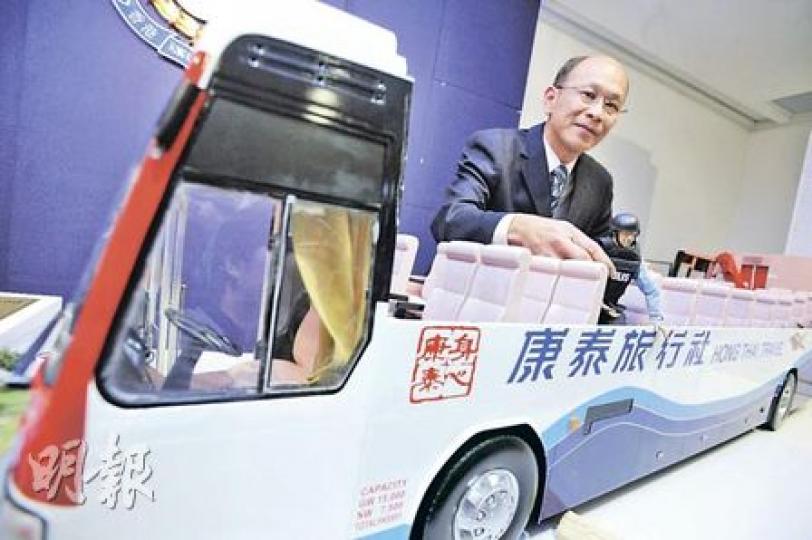 錢志聰手持模型人像,在揭開頂部的康泰旅遊巴模型講解製作過程。旅巴由外判公司用了4個星期所製,造價約5萬元,小組再用了5星期為車廂內部加上細節。(朱永倫攝)圖為嘉利大廈的模型,現存放於警察博物館。錢志聰透露,當年火勢最大的13至15樓更可分拆出來,協助證人講解內部情况,又指左方白色寫着「中藝」兩字的招牌,是用筲箕的底部所做。(朱永倫攝)圖為嘉利大廈模型的水泵,錢警司解說,是由膠水樽噴上油漆所製作,又笑說同僚喝了很多種飲料,才能找到比例合適的水樽。(朱永倫攝) 錢志聰手持模型人像,在揭開頂部的康泰旅遊巴模型講解製作過程。旅巴由外判公司用了4個星期所製,造價約5萬元,小組再用了5星期為車廂內部加上細節。(朱永倫攝)圖為嘉利大廈的模型,現存放於警察博物館。錢志聰透露,當年火勢最大的13至15樓更可分拆出來,協助證人講解內部情况,又指左方白色寫着「中藝」兩字的招牌,是用筲箕的底部所做。(朱永倫攝)圖為嘉利大廈模型的水泵,錢警司解說,是由膠水樽噴上油漆所製作,又笑說同僚喝了很多種飲料,才能找到比例合適的水樽。(朱永倫攝)