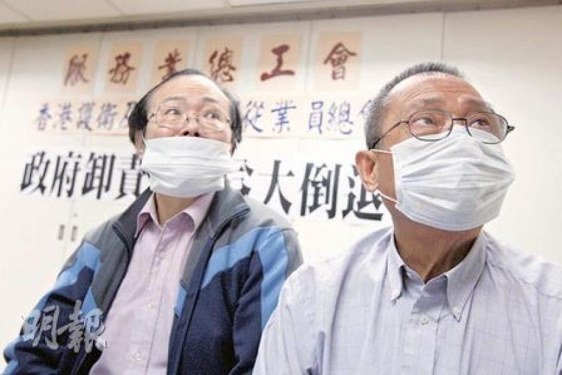 服務業總工會昨日揭發在最低工資下,有僱主以改合約等陰招壓榨員工。任職工廈保安的張先生(左)表示,公司私下要65歲以上散工接受23元時薪;於停車場做收銀員、72歲的張先生(右)拒絕公司單方面更改合約,結果被資方以已屆退休年齡為由辭退。(李紹昌攝) 服務業總工會昨日揭發在最低工資下,有僱主以改合約等陰招壓榨員工。任職工廈保安的張先生(左)表示,公司私下要65歲以上散工接受23元時薪;於停車場做收銀員、72歲的張先生(右)拒絕公司單方面更改合約,結果被資方以已屆退休年齡為由辭退。(李紹昌攝)