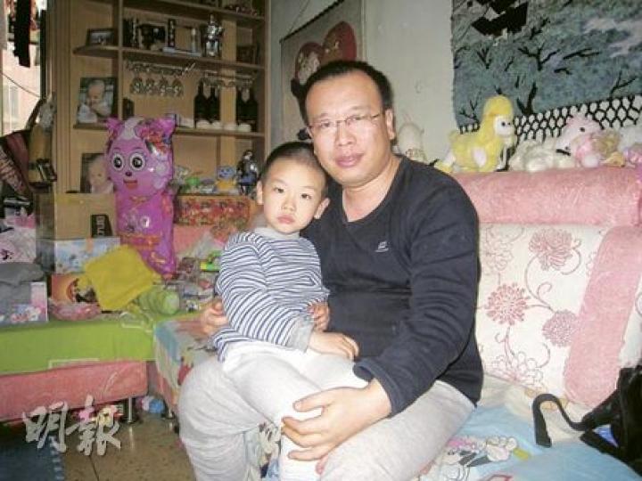 趙連海昨全程穿著長袖內衣在客廳接受採訪,後面堆着的都是小孩子的玩具。圖為他抱着兒子趙鵬潤接受訪問。(明報記者攝)趙連海為艾未未挺身而出,有趣的是,趙家門上亦張貼有「艾未未保護神」的貼畫。(明報記者攝)昨日採訪過程中,趙妻李雪梅(左)曾返回家中,5分鐘後又帶兒子鵬潤外出,在樓下陪兒子一起玩耍。(明報記者攝)(明報製圖) 趙連海昨全程穿著長袖內衣在客廳接受採訪,後面堆着的都是小孩子的玩具。圖為他抱着兒子趙鵬潤接受訪問。(明報記者攝)趙連海為艾未未挺身而出,有趣的是,趙家門上亦張貼有「艾未未保護神」的貼畫。(明報記者攝)昨日採訪過程中,趙妻李雪梅(左)曾返回家中,5分鐘後又帶兒子鵬潤外出,在樓下陪兒子一起玩耍。(明報記者攝)(明報製圖)