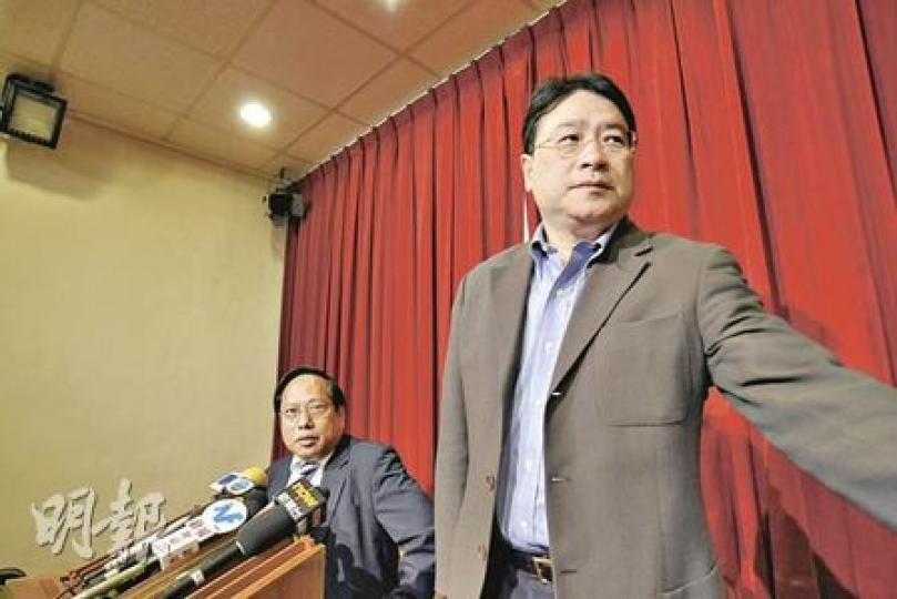 民主黨何俊仁(左)及李華明(右)昨召開記者會,批評政府遲遲未向立法會提交修改預算案的文件,財經事務及庫務局其後即呈交一份簡短的文件,交代派錢撥款的細節。(葉漢華攝) 民主黨何俊仁(左)及李華明(右)昨召開記者會,批評政府遲遲未向立法會提交修改預算案的文件,財經事務及庫務局其後即呈交一份簡短的文件,交代派錢撥款的細節。(葉漢華攝)
