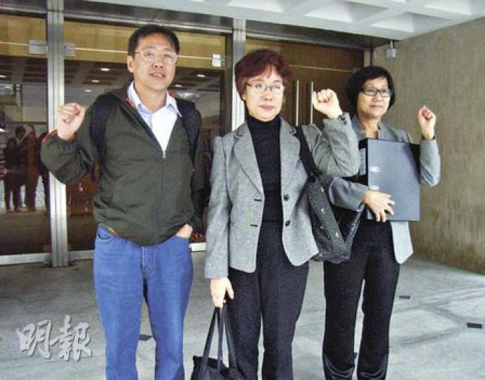 3名雷曼迷債投資者倪家龍、陳麗娟和葉珍(左至右)不接受上月底的新和解方案,繼續到中銀(香港)的花園道總部示威,被銀行申請臨時禁制令阻止,案件將押後審理。(陳穎鏇攝) 3名雷曼迷債投資者倪家龍、陳麗娟和葉珍(左至右)不接受上月底的新和解方案,繼續到中銀(香港)的花園道總部示威,被銀行申請臨時禁制令阻止,案件將押後審理。(陳穎鏇攝)