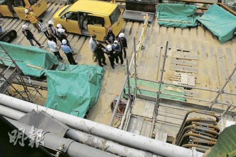 戴上安全帽的死者家屬,在承建商金門建築的職員陪同下,到屯門公路地盤的意外現場拜祭。(梁琬珊攝) 戴上安全帽的死者家屬,在承建商金門建築的職員陪同下,到屯門公路地盤的意外現場拜祭。(梁琬珊攝)