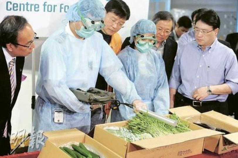 立法會食物安全及環境衞生事務委員會4名議員,昨日到機場視察食物檢驗,其中民主黨李華明(右)表示,希望政府增添人手,在監察日本進口食物外,勿對外國食品鬆懈。(尹錦恩攝) 立法會食物安全及環境衞生事務委員會4名議員,昨日到機場視察食物檢驗,其中民主黨李華明(右)表示,希望政府增添人手,在監察日本進口食物外,勿對外國食品鬆懈。(尹錦恩攝)