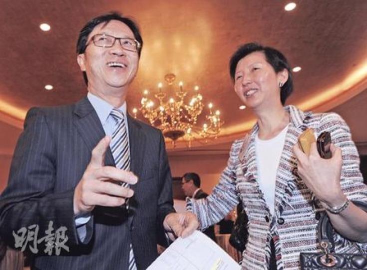 身兼長實副董事總經理的匯賢信託非執行董事葉德銓（左）昨於推介會場外稱，滿意匯賢公開認購反應，右為長實企業事務總監班唐慧慈。（劉焌陶攝）匯賢昨起招股，散戶集中地官塘裕民坊的派表行外未見排隊人龍，匯賢信託非執行董事葉德銓指顯示投資者有秩序地取表，且部分可能採用eIPO或網上方式進行認購。圖為一有興趣的散戶於裕民坊匯豐分行取表及招股書。（劉焌陶攝）