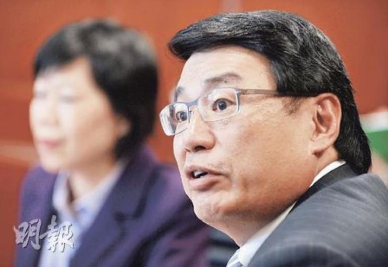地監局執業及考試委員會主席梁永祥指出，代理不應在未獲發展商確認樓盤資料的準確性前，自行發放樓盤的宣傳資料；他強調，最高罰則是吊銷代理的執業牌照。 （余俊亮攝）