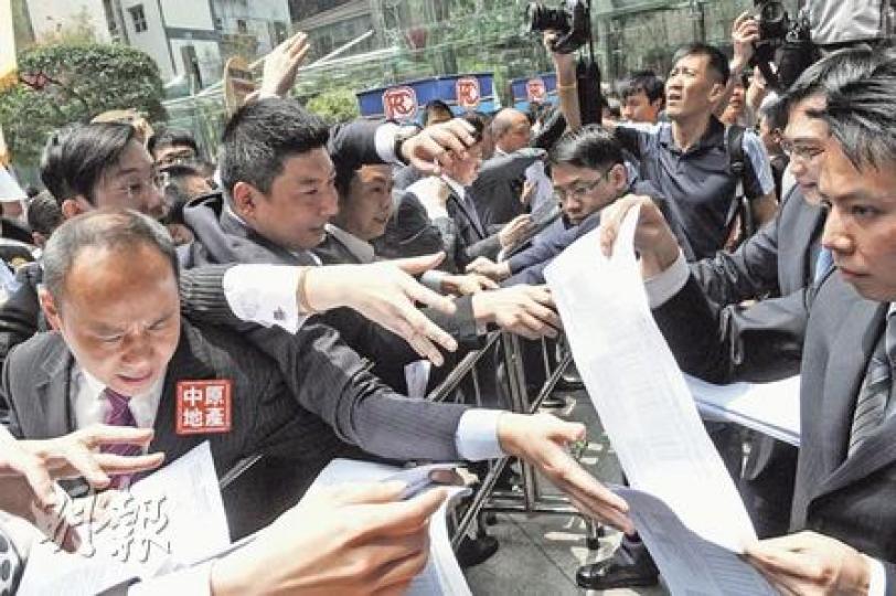 長實公布尚城首108伙的價錢後，隨時對外發放價單；在記者會現場聚集的大批代理，一擁而上爭奪價單。（陳淑安攝）被問及尚城是否要急欲「散貨」，長實執行董事趙國雄回應時笑稱﹕「近日有少少痛風症，所以不能急急腳開盤！」（陳淑安攝）