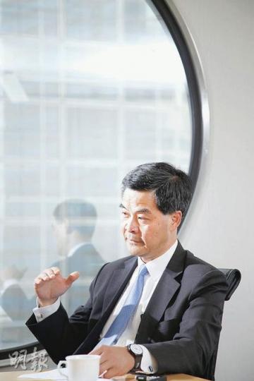 行政會議召集人梁振英認為，在失業率偏低的情况下，員工有議價能力，反之僱主若巧立名目減薪，只會令人才流失。（陳智良攝）