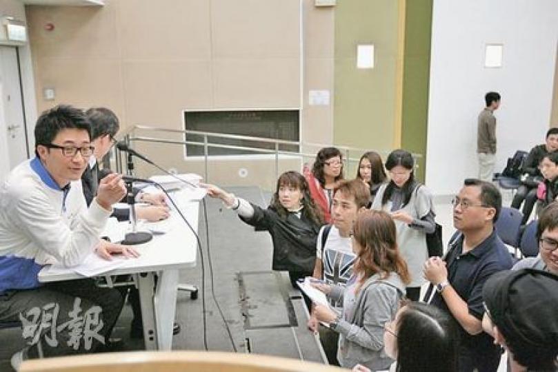 奇妙姻典註冊公司采天集團的徐毅（左一），昨被受影響新人「包圍」，要求解釋清盤原因及賠償事宜，他強調自己都是3月30日晚才得知停業決定。（郭慶輝攝）（明報製圖）