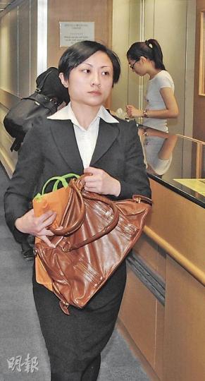 產科護士蔡幸美（音譯）去年在浸會醫院病房偷取病人家屬現金，繼判處15月感化令後，昨日再被護士管理局判停牌3個月。（劉焌陶攝）