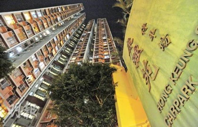 樂富康強苑一個極低層面向多層停車場的單位，以500萬元成交，創九龍居屋歷史新高。（劉焌陶攝）