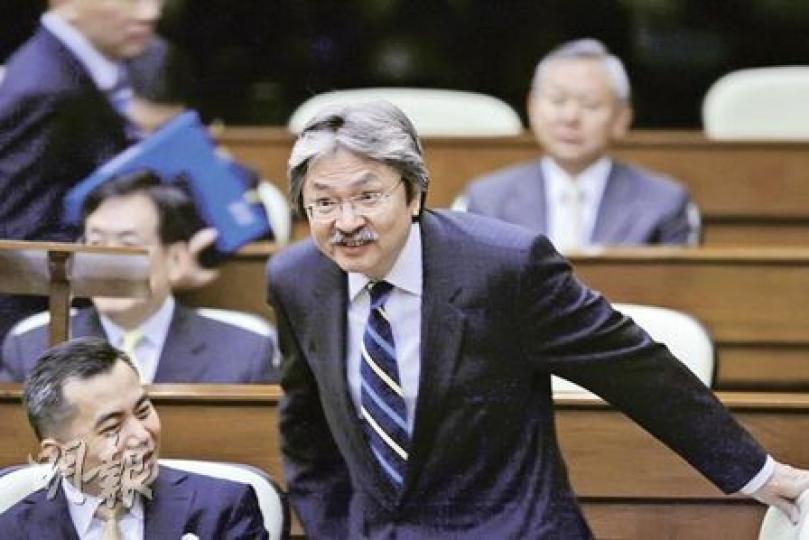財政司長曾俊華（前右）指香港整體住宅樓價在今年2月已超越1997年10月的高峰，要採取措施穩定樓市，因此加碼推出土地拍賣及招標。（郭慶輝攝）