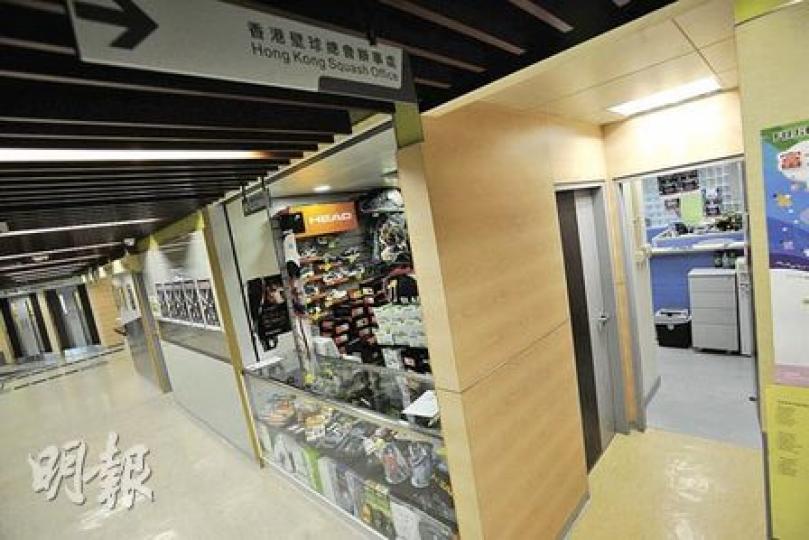 香港壁球中心3樓的13至18號壁球室改裝成辦公室，現時由康文署使用。（朱永倫攝）審計報告指出，香港壁球中心6個壁球場改裝為辦公室，餘下12個壁球場的平均使用率為44％，但周五傍晚6時至8時，中心預約全部額滿。（朱永倫攝）