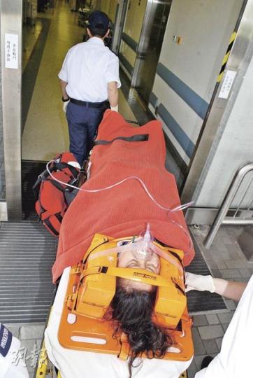 橫過馬路險被車輾爆頭女子，事後輕傷送院。（雲錦鋒攝）