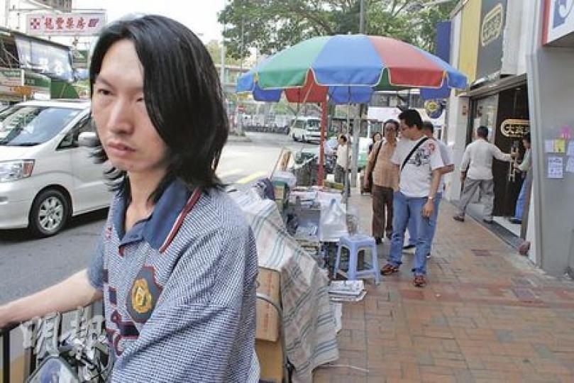 劉先生（左）在上水新豐路經營報攤10多年，他稱近日不斷遭食環署檢控，認為食環署對他趕盡殺絕。（雲錦鋒攝）